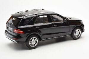 Mercedes M-Class W166 オブシディアンブラック メタリック Minichamps 1:18 B66960063 メタル - 画像 3/8