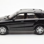 Mercedes M-Class W166 オブシディアンブラック メタリック Minichamps 1:18 - image 4 of 8