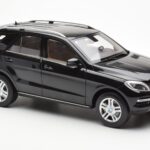 Mercedes M-Class W166 オブシディアンブラック メタリック Minichamps 1:18 - image 6 of 8