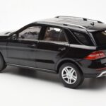 Mercedes M-Class W166 オブシディアンブラック メタリック Minichamps 1:18 - image 7 of 8