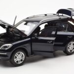 Mercedes M-Class W166 タンザナイトブルー メタリック Minichamps 1:18 - image 2 of 8