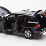 Mercedes M-Class W166 タンザナイトブルー メタリック Minichamps 1:18 - image 5 of 8