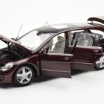 Mercedes R-Class W251 レッド メタリック Minichamps 1:18 - image 2 of 8
