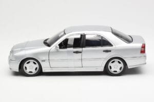 Mercedes C36 AMG W202 シルバー UT Models 1:18 180035000 メタル - 画像 3/6
