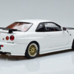 Nissan Skyline GT-R R34 Nismo Z-Tune ホワイト MotorHelix 1:18 - image 3 of 11