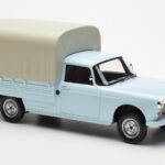 Peugeot 404 Pickup Bache パステルブルー Otto 1:18 - image 4 of 6