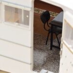 Peugeot 404 Henon キャラバン付き Norev 1:18 184837 メタル - image 6 of 7