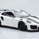 Porsche 911 GT2 RS 991.2 Weissach Package ホワイト ブラックマグネシウムホイール Minichamps 1:18 - image 4 of 6