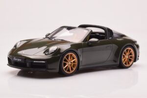 Porsche 911 992 Targa 4S オリーブグリーン GT Spirit 1:18