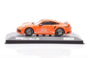 Porsche 911 992 Turbo S Gulf オレンジ Minichamps 1:43