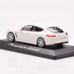 Porsche Panamera 970 Diesel Carrara ホワイト Minichamps 1:43 - image 3 of 4