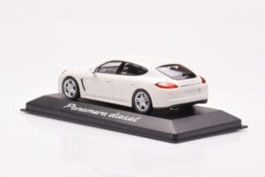 Porsche Panamera 970 Diesel Carrara ホワイト Minichamps 1:43 WAP0200090C メタル - 画像 3/4