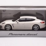 Porsche Panamera 970 Diesel Carrara ホワイト Minichamps 1:43 - image 4 of 4