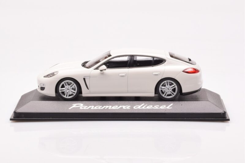 Porsche Panamera 970 Diesel Carrara ホワイト Minichamps 1:43