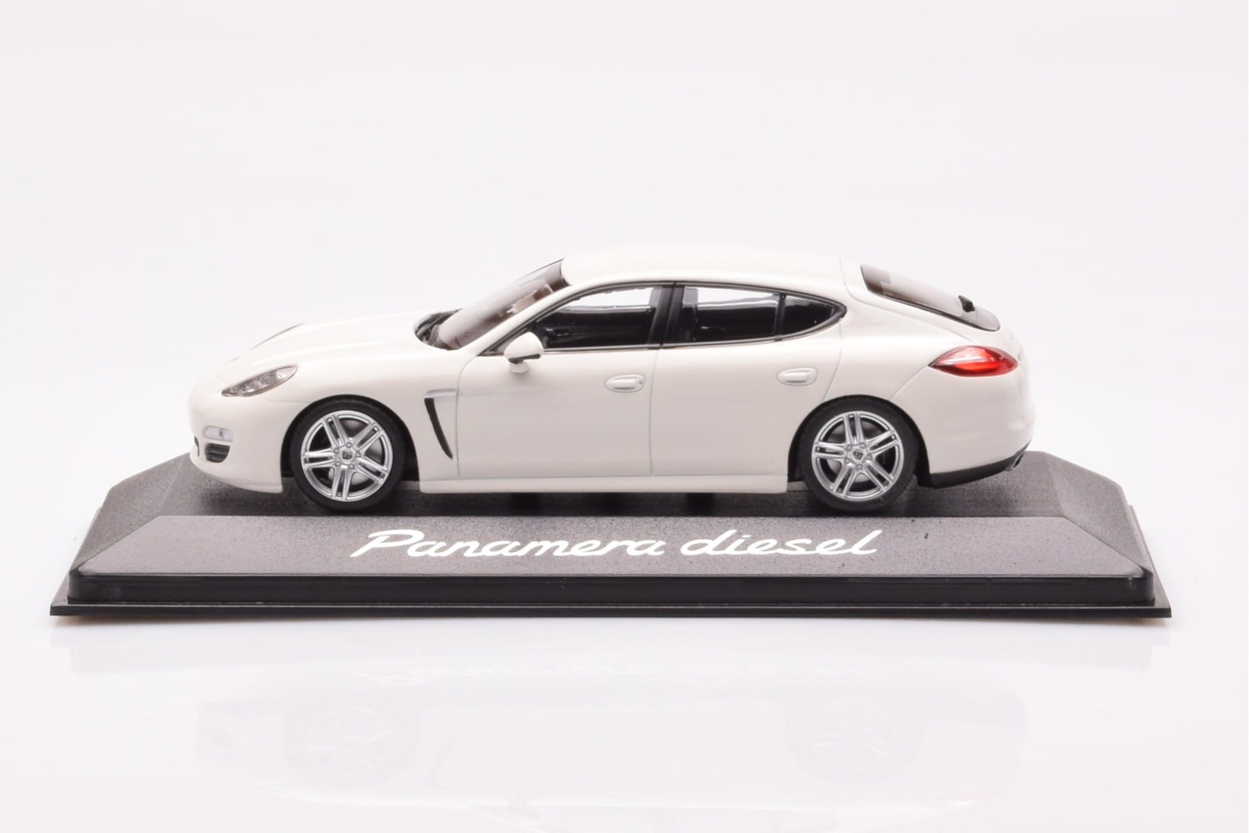 Porsche Panamera 970 Diesel Carrara ホワイト Minichamps 1:43 WAP0200090C メタル