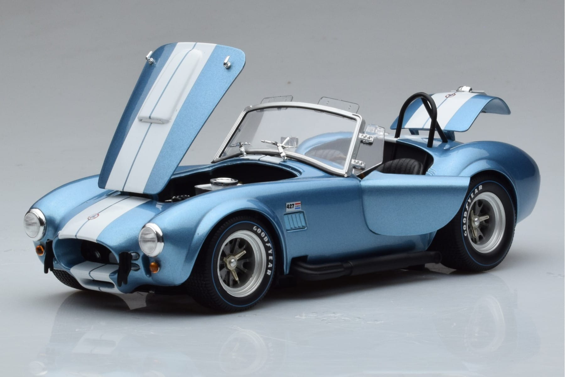 Shelby Cobra 427 S/C ライトブルー Kyosho 1:18 08048SBL メタル - 画像 2/9