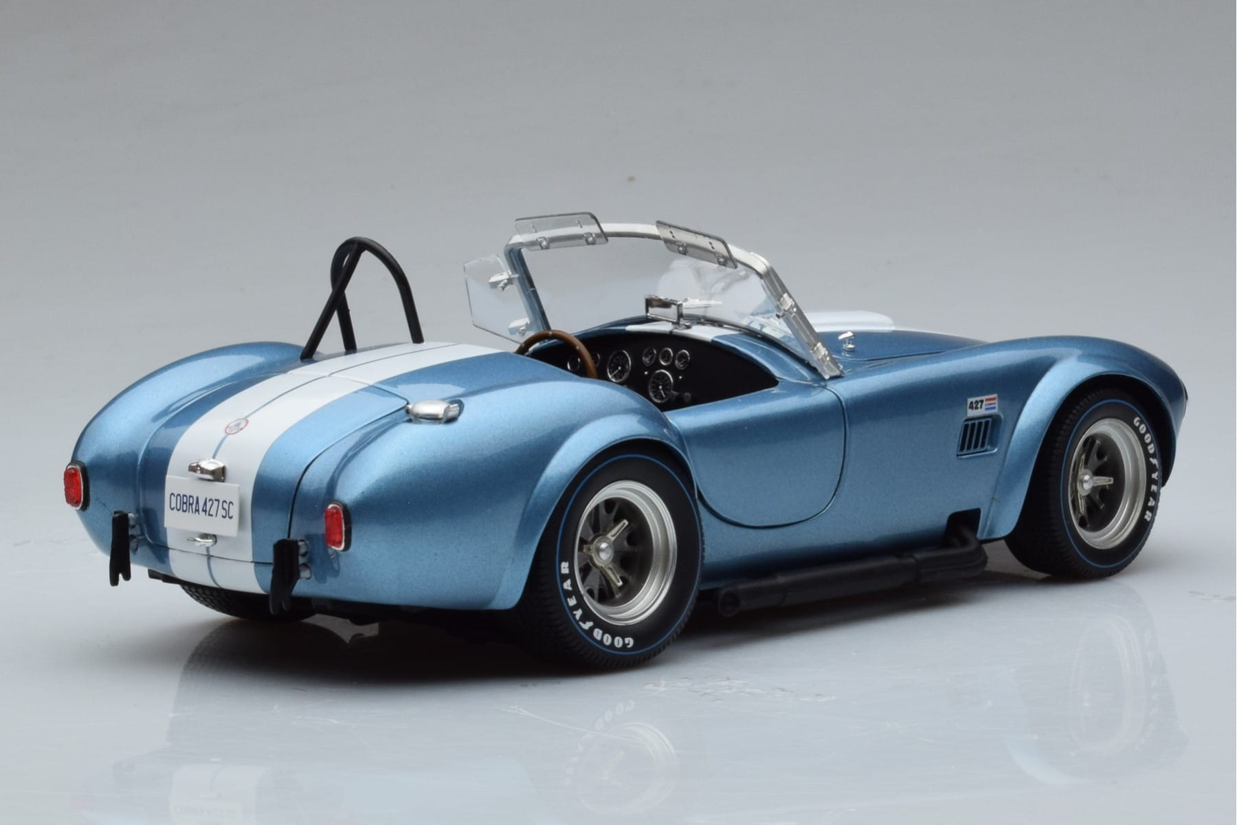 Shelby Cobra 427 S/C ライトブルー Kyosho 1:18 08048SBL メタル - 画像 3/9