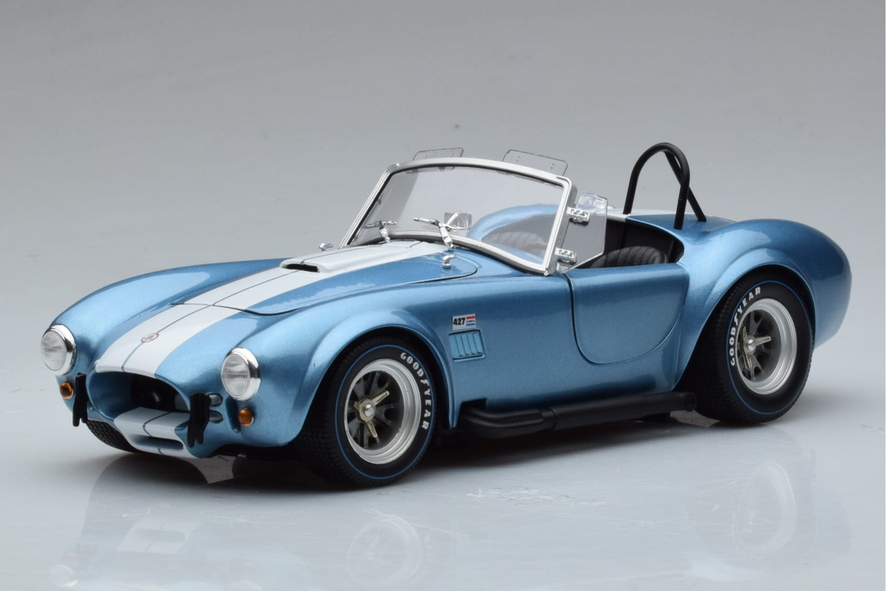 Shelby Cobra 427 S/C ライトブルー Kyosho 1:18 08048SBL メタル