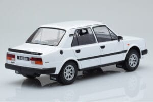 Skoda 130 L ホワイト IXO 1:18 18CMC158 メタル - 画像 2/6