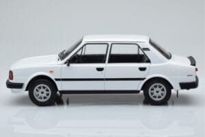 Skoda 130 L ホワイト IXO 1:18 18CMC158 メタル - 画像 3/6