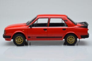 Skoda 130 LR レッド IXO 1:18 18CMC159 メタル - 画像 3/6