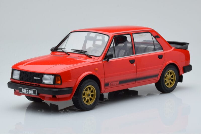 Skoda 130 LR レッド IXO 1:18