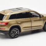 Skoda Kodiaq ゴールド FAW 1:18 - image 3 of 8