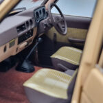 Toyota Land Cruiser 60 ベージュ オプションパーツ付き Kyosho 1:18 - image 11 of 12