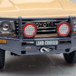 Toyota Land Cruiser 60 ベージュ オプションパーツ付き Kyosho 1:18 - image 9 of 12