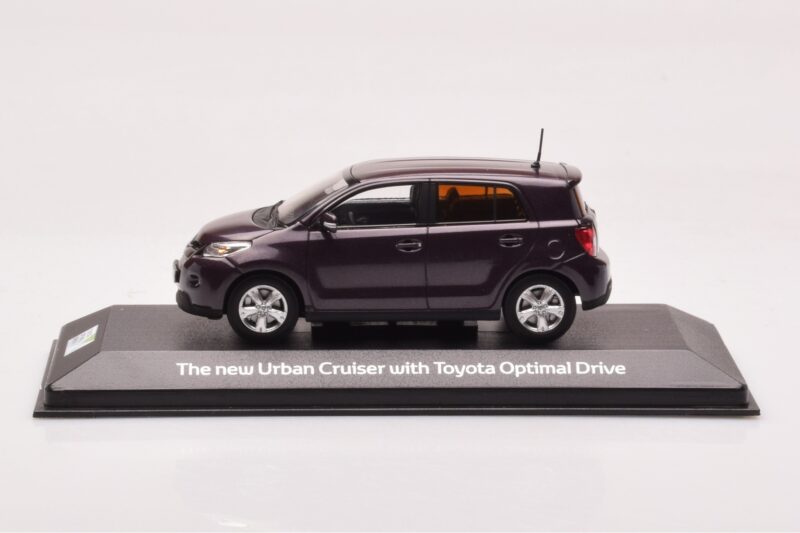 Toyota Urban Cruiser パープルメタリック Minichamps 1:43