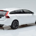 Volvo V60 D3 クリスタルホワイト FAW 1:18 - image 3 of 7