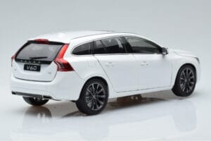 Volvo V60 D3 クリスタルホワイト FAW 1:18 9430840 メタル - 画像 3/7