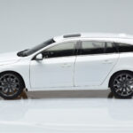 Volvo V60 D3 クリスタルホワイト FAW 1:18 - image 4 of 7