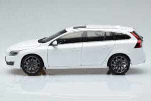 Volvo V60 D3 クリスタルホワイト FAW 1:18 9430840 メタル - 画像 4/7