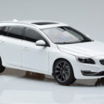 Volvo V60 D3 クリスタルホワイト FAW 1:18 - image 5 of 7
