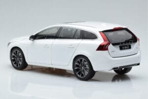 Volvo V60 D3 クリスタルホワイト FAW 1:18 9430840 メタル - 画像 6/7