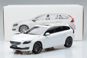 Volvo V60 D3 クリスタルホワイト FAW 1:18 9430840 メタル - 画像 7/7