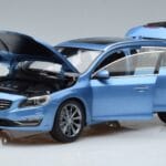 Volvo V60 D3 パワーブルー FAW 1:18 9430839 メタル - image 2 of 7