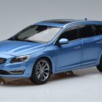 Volvo V60 D3 パワーブルー FAW 1:18 9430839 メタル