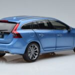 Volvo V60 D3 パワーブルー FAW 1:18 9430839 メタル - image 3 of 7