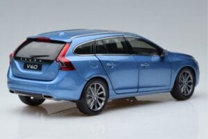 Volvo V60 D3 パワーブルー FAW 1:18 9430839 メタル - 画像 3/7