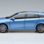 Volvo V60 D3 パワーブルー FAW 1:18 9430839 メタル - image 4 of 7