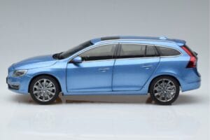 Volvo V60 D3 パワーブルー FAW 1:18 9430839 メタル - 画像 4/7
