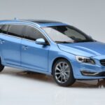 Volvo V60 D3 パワーブルー FAW 1:18 9430839 メタル - image 5 of 7