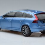Volvo V60 D3 パワーブルー FAW 1:18 9430839 メタル - image 6 of 7