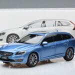 Volvo V60 D3 パワーブルー FAW 1:18 9430839 メタル - image 7 of 7
