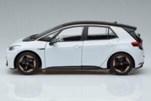 Volkswagen ID.3 ホワイト FAW 1:18 ZVN000001WEI メタル - 画像 4/7
