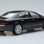 Volkswagen Phaeton V6 マゼッパグレー Kyosho 1:18 - image 3 of 9