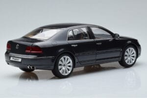 Volkswagen Phaeton V6 マゼッパグレー Kyosho 1:18 08831MBK メタル - 画像 3/9