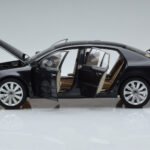 Volkswagen Phaeton V6 マゼッパグレー Kyosho 1:18 - image 4 of 9